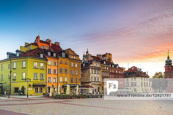 Buildings in Plac Zamkowy (Castle Square) at dawn  Old Town  Warsaw  Poland