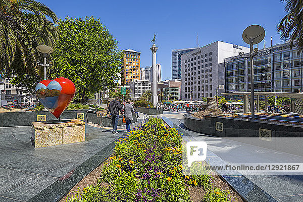 Blick auf Gebäude und Besucher am Union Square  San Francisco  Kalifornien  Vereinigte Staaten von Amerika  Nordamerika