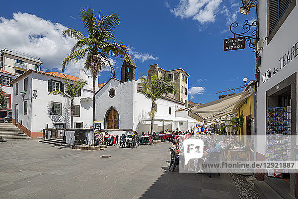 Blick auf die Restaurants der Altstadt an einem sonnigen Frühlingstag  Funchal  Madeira  Portugal