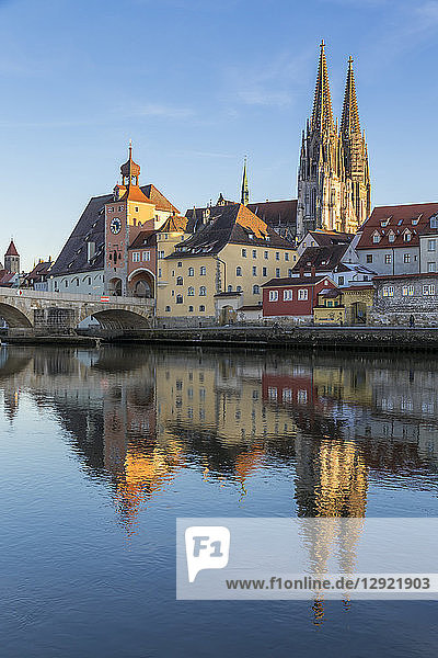 Blick auf den Dom St. Peter  die Steinerne Brücke und den Brückenturm  Regensburg  Bayern  Deutschland