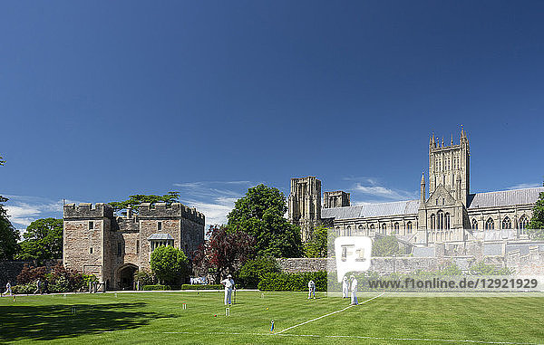 Kathedrale von Wells vom Bischofspalast mit Krocketspiel  Wells  Somerset  England  Vereinigtes Königreich  Europa