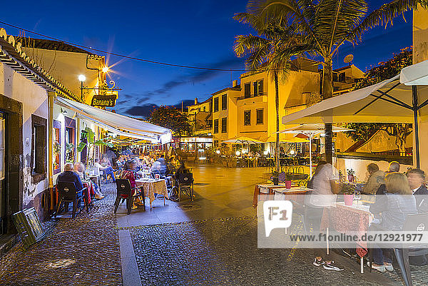 Ansicht eines Cafés in einer gepflasterten Straße in der Altstadt in der Abenddämmerung  Funchal  Madeira  Portugal