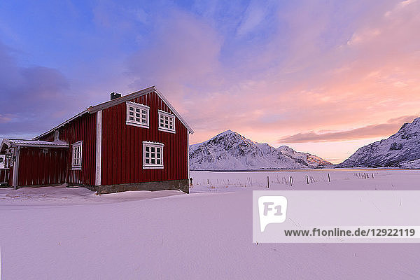 Traditionelles Haus  Flakstad  Lofoten Inseln  Nordland  Norwegen