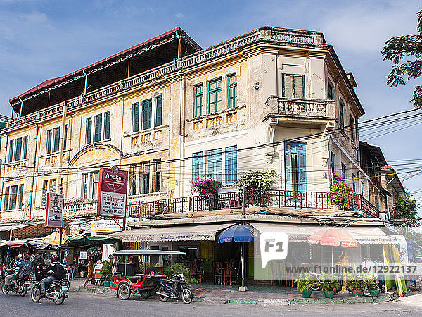 A building in the old French Quarter by the post office  Phnom Penh  Cambodia  Indochina  Southeast Asia  Asia