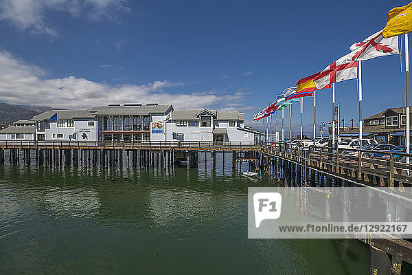 Ansicht der Flaggen am Stearns Wharf  Santa Barbara  Santa Barbara County  Kalifornien  Vereinigte Staaten von Amerika  Nordamerika