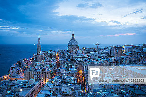 Luftaufnahme der Skyline von Valletta bei Nacht  Valletta  Malta