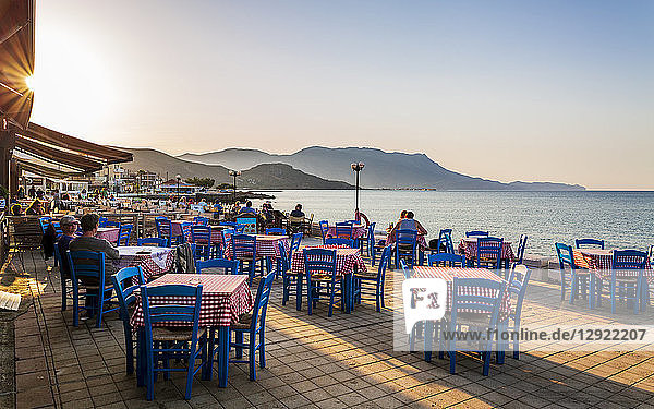 Restaurant an der Paraliaki-Promenade bei Sonnenuntergang in Kissamos  Kreta  Griechische Inseln  Griechenland