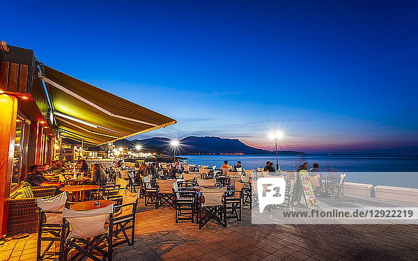 Traditionelles kretisches Restaurant an der Paraliaki-Promenade bei Sonnenuntergang in Kissamos  Kreta  Griechische Inseln  Griechenland