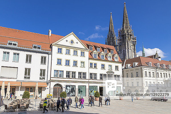 Blick auf die Kathedrale von St. Peter vom Neupfarrplatz aus gesehen  Regensburg  Bayern  Deutschland