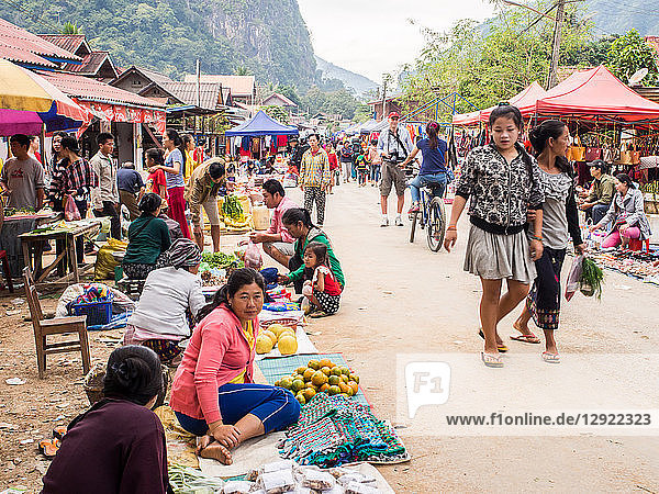 Markt im Freien  Nong Khiaw  Laos  Indochina  Südostasien  Asien