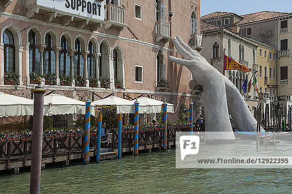 Hände  Canal Grande  Venedig  UNESCO-Weltkulturerbe  Venetien  Italien