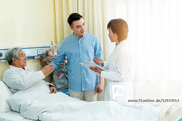 The medical workers and patients in the ward