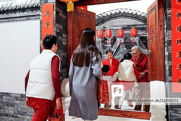 The old man to meet children home for the holiday