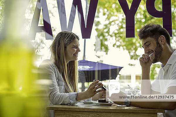Ehepaar benutzt Smartphone in einem Café