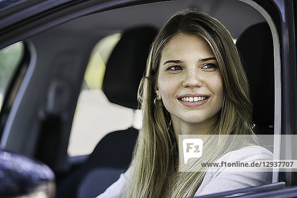 Junge Frau im Auto
