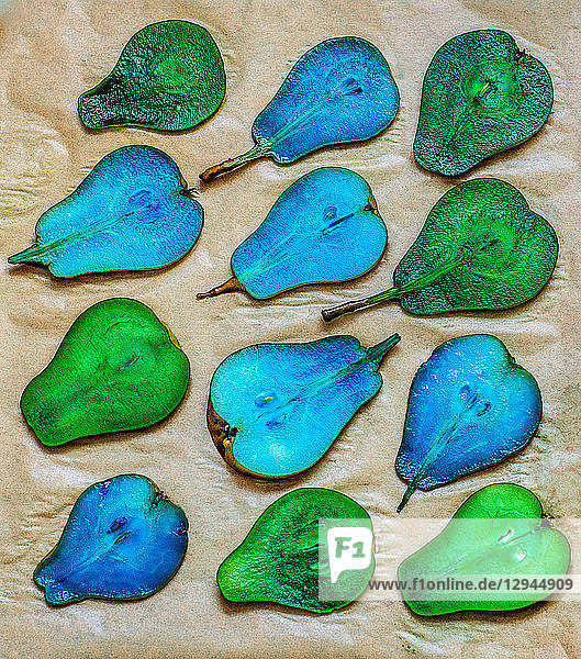 Blau und grün gefärbte Birnen für die Kuchendekoration
