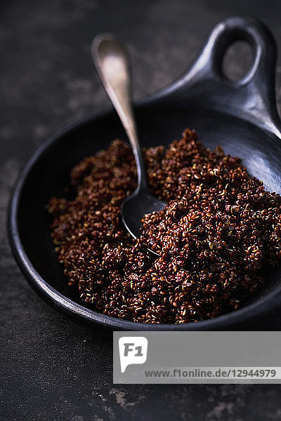 Rote gekochte Quinoa mit Löffel
