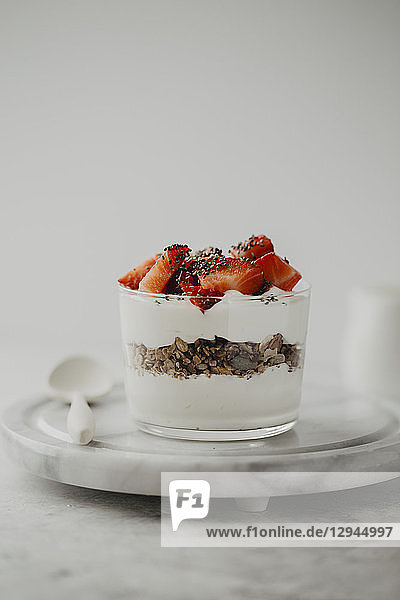 Joghurt mit Granola  Chiasamen und Erdbeeren