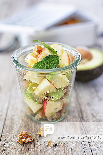Salat mit Apfel  Staudensellerie  Avocado und Walnüssen (Low-Carb-Mittagessen)