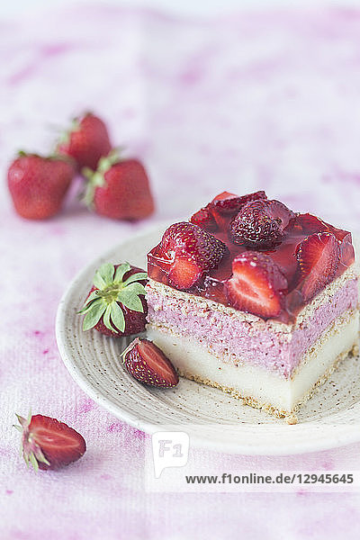Ein Stück Erdbeer-Vanille-Sahne-Kühlschrankkuchen