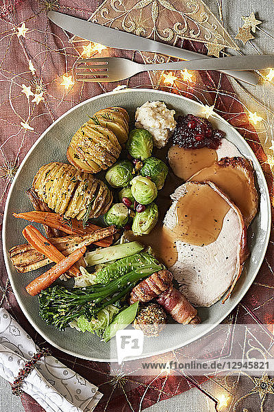 Ein Weihnachtstruthahn mit Speck  Gemüse und Hasselback-Kartoffeln
