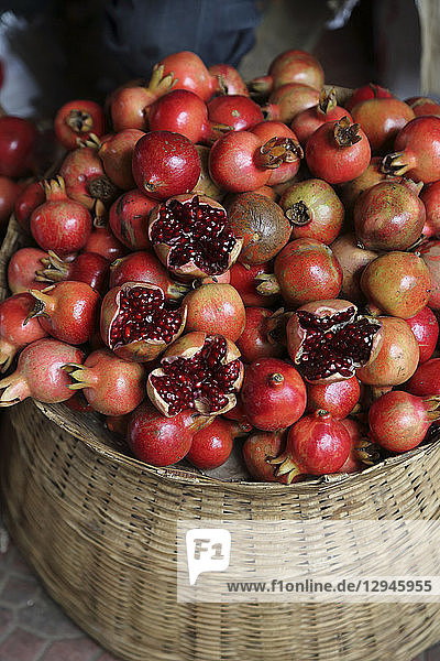 Granatäpfel auf einem Markt