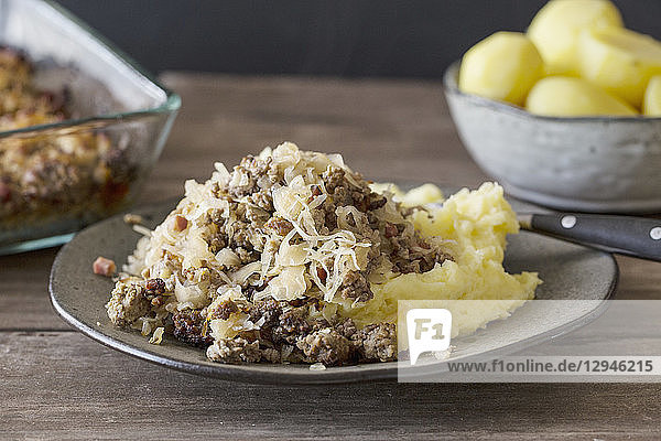 Elsässer Auflauf aus Sauerkraut  Speck und Hackfleisch mit Kartoffelpüree