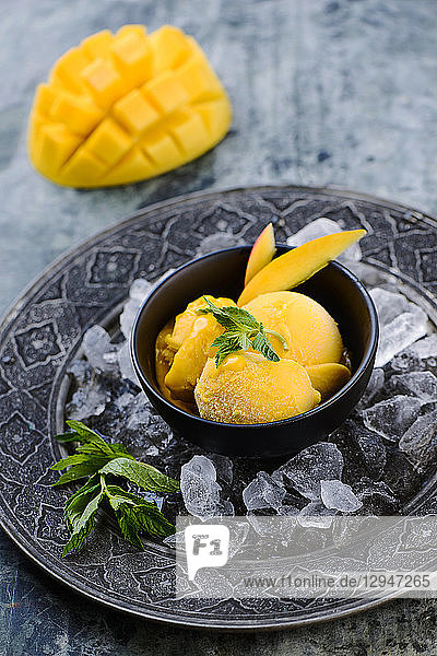Mango-Eis mit Minze