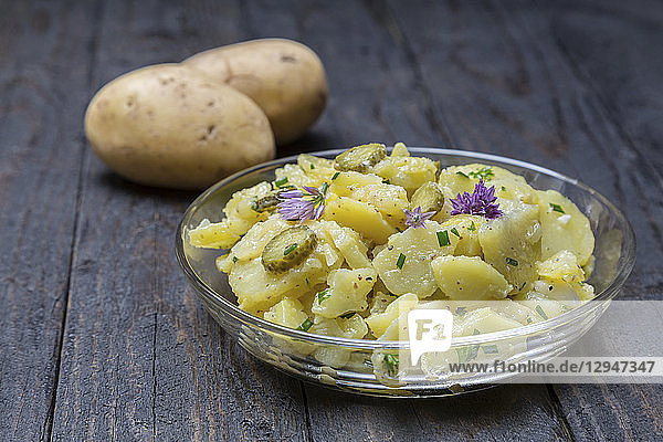 Kartoffelsalat mit Kräutern und Schnittlauchblüten
