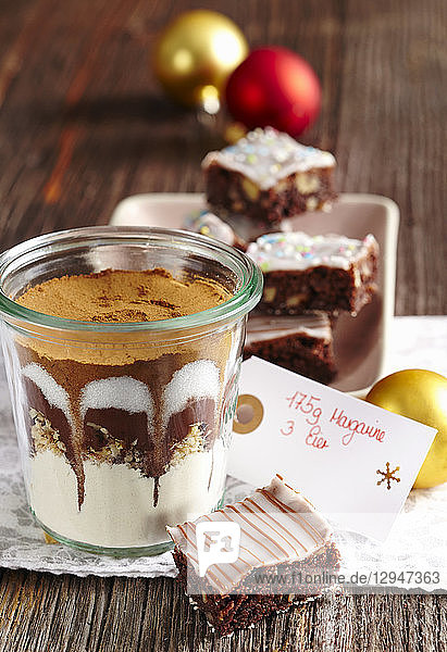 Eine Backmischung im Glas mit Weihnachts-Nuss-Brownies und Nuss-Brownies