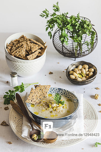 Petersilienwurzel-Birnen-Suppe mit Pistazien