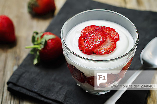 Erdbeer-Joghurt-Dessert im Glas