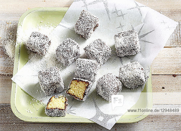 Kuchenkonfekt aus Rührteig mit Schokoglasur und Kokosraspel (Neuseeland)