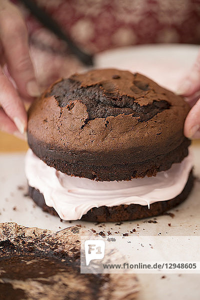 Dekorieren und Fertigstellen von Schokoladenkuchen