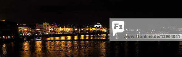 Blick auf die Moldau auf der Karlsbrücke bei Nacht  Altstadt (Stare Mesto)  Prag  Böhmen  Tschechische Republik  Europa