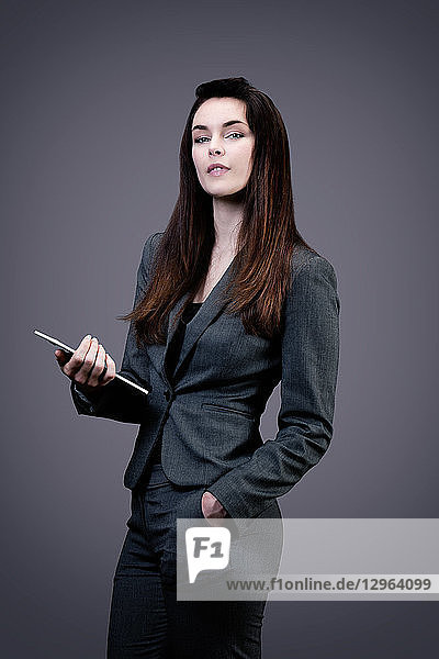 Porträt einer jungen Geschäftsfrau  ein Touchpad in den Händen