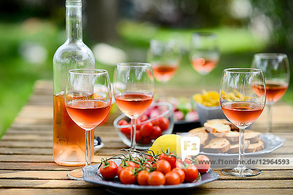 Urlaub Sommer Brunch Party Tisch im Freien im Haus Hinterhof mit Vorspeise  Glas Rosewein  frisches Getränk und Bio-Gemüse.