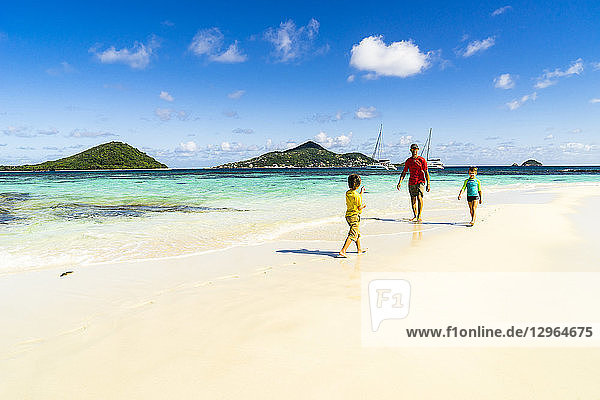 Ein Vater und seine beiden Söhne spazieren am Strand von Morpion's Island  St-Vincent  St. Vincent und die Grenadinen  Kleine Antillen  Westindische Inseln  Inseln über dem Winde  Karibik  Mittelamerika
