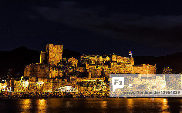 Nachtansicht des Königsschlosses von Collioure  Katalonien  Cote-de-Vermeille  Languedoc-Roussillon  Frankreich