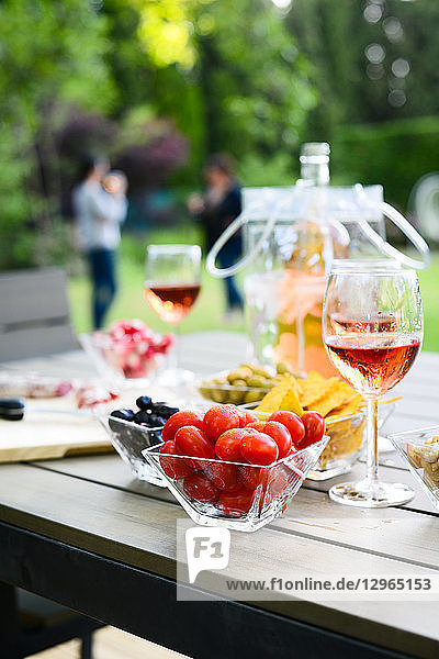 Urlaub Sommer Brunch Party Tisch im Freien im Haus Hinterhof mit Vorspeise  Glas Rosewein  frisches Getränk und Bio-Gemüse.