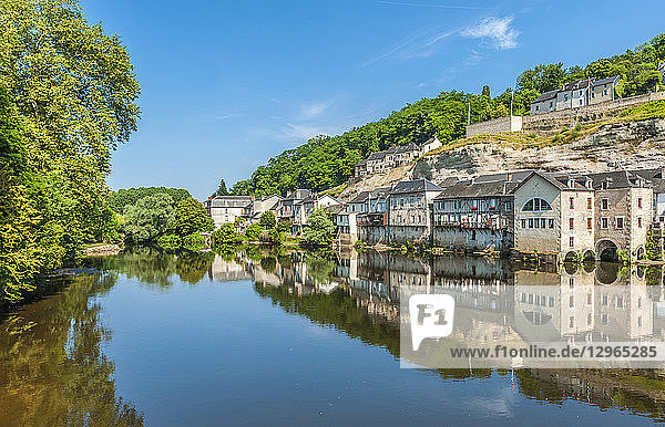 Frankreich  Dordogne  Terrasson-Lavilledieu  die Vezere (Fluss) mit der alten Mühle