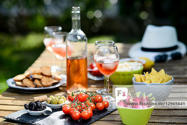 Urlaub Sommer Brunch Party Tisch im Freien im Haus Hinterhof mit Vorspeise  Glas Roséwein  frisches Getränk und Bio-Gemüse.