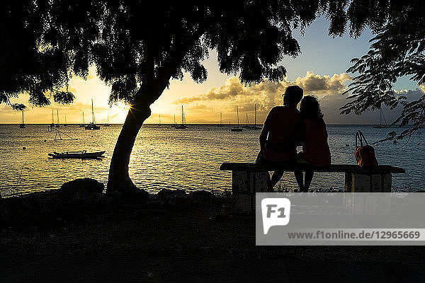 Ein Paar vor einem Sonnenuntergang und dem Meer  Saint-Louis  Marie-Galante  Guadeloupe  Frankreich