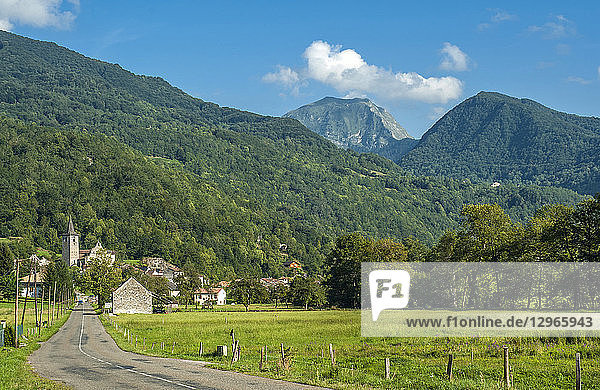 Frankreich  Regionaler Naturpark Pyrenäen Ariegeoises  Garbet-Tal  Dorf Erce am Fuße der Berge