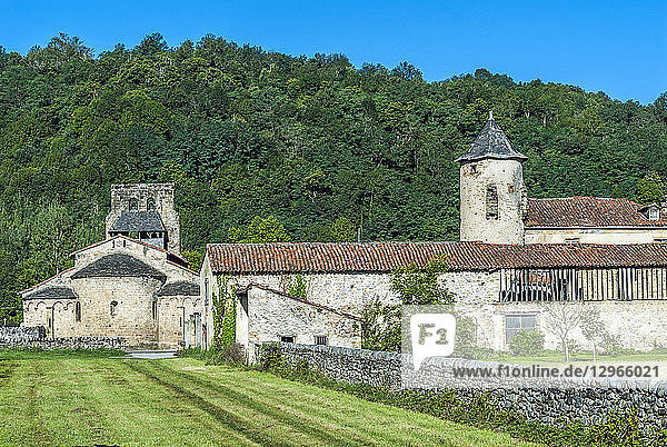 Frankreich  Regionaler Naturpark Pyrenäen Ariegeoises  Garbet-Tal  Dorf Oust  Vic d'Oust  römische Kirche Notre-Dame