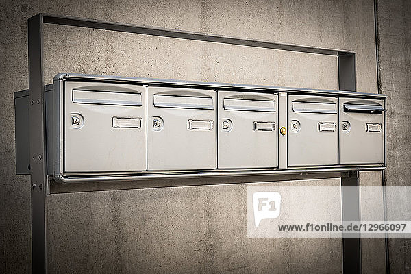 Briefkästen im Freien in einem kleinen Gebäude