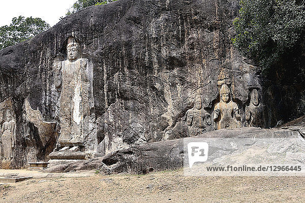 Sri Lanka. BUDURUWAGALA-Tempel. Die Ruinen von Buduruwagala befinden sich in der Nähe der Stadt Wellawaya im Süden der Insel. Diese Statuen stammen aus dem X. Jahrhundert.