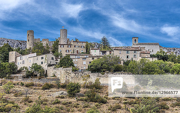 Frankreich  Provence-Alpes-Cote-d'Azur  Var  Regionaler Naturpark Verdon-Schlucht  Blick auf das mittelalterliche Dorf Bargeme (Plus Beaux Villages de France  Liste der als les plus beaux (die schönsten) Dörfer Frankreichs bezeichneten Orte)