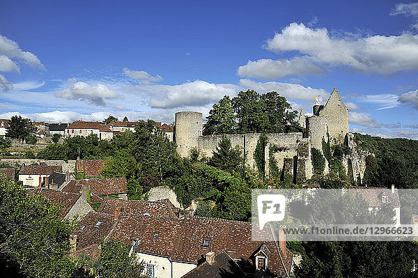 Frankreich  Region Poitou Charente  Departement Vienne  Stadt Angles-sur-l'Anglin  Burgruine auf dem Felsen über dem Fluss Anglin  Die schönsten Dörfer Frankreichs.