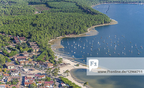 Frankreich  Gironde  Medoc bleu (Campingplatz)  Luftaufnahme des Lacanau-Sees